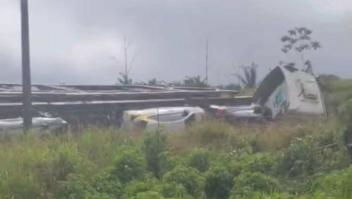 Cegonha com veículos tomba na BR-364, na região de Tarauacá; motorista sai ileso