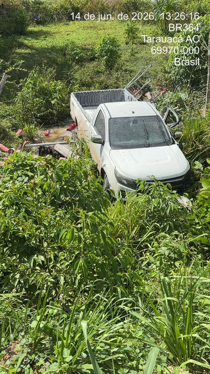 Caminhonete carregada com extintores sai da pista na BR-364 e motorista é socorrido por moradore