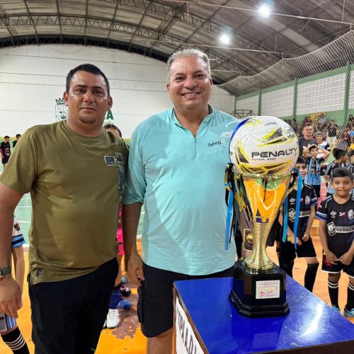 Prefeito Ivon prestigia 9º torneio de Futsal Masculino e Feminino da escolinha do professor Sergione