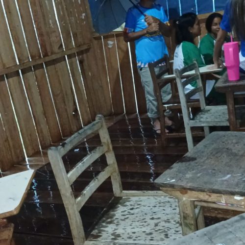 “Chove mais dentro do que fora”, denunciam alunos de escola estadual no Rio Murú