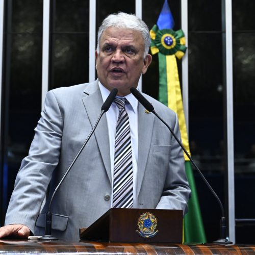 Petecão cobra agilidade do governo federal na construção de casas rurais no Acre
