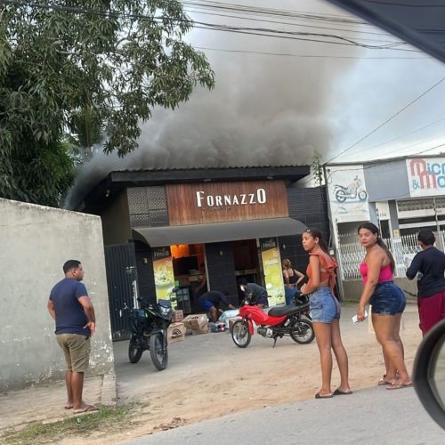 Incêndio atinge pizzaria em Tarauacá e Corpo de Bombeiros evita destruição maior