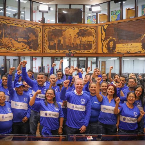 Durante homenagem inédita, Pedro Longo propõe dia estadual dos garis e margaridas
