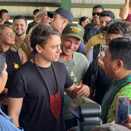 Multidão recepciona Nikolas Ferreira em Feijó ao lado do senador Márcio Bittar