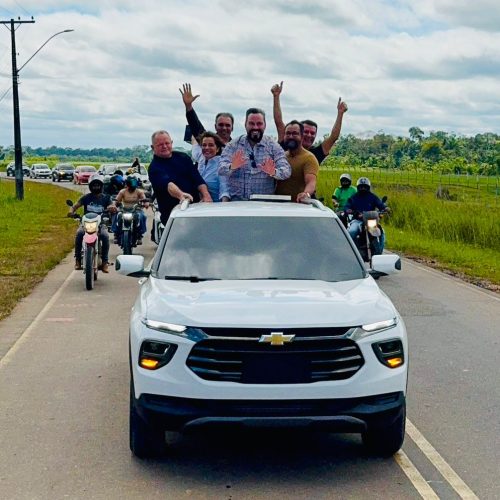 Caravana de Alan Rick desembarca em Feijó com aeroporto lotado e carreata movimenta ruas da cidade