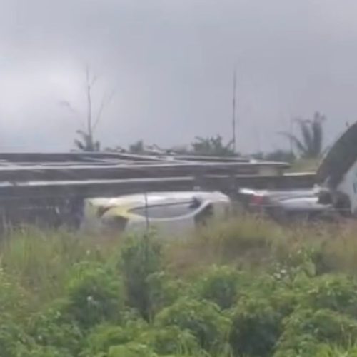 Cegonha com veículos tomba na BR-364, na região de Tarauacá; motorista sai ileso
