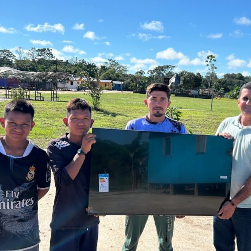 Prefeitura de Envira realiza entrega de televisões para aldeias indígenas do município.
