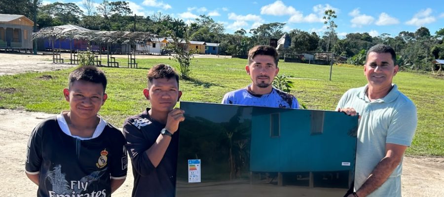 Prefeitura de Envira realiza entrega de televisões para aldeias indígenas do município.