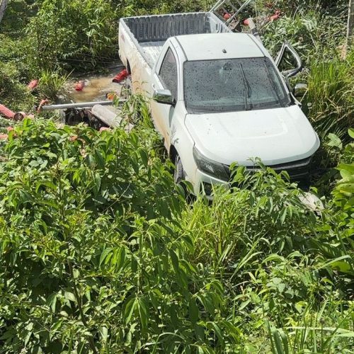 Caminhonete carregada com extintores sai da pista na BR-364 e motorista é socorrido por moradore