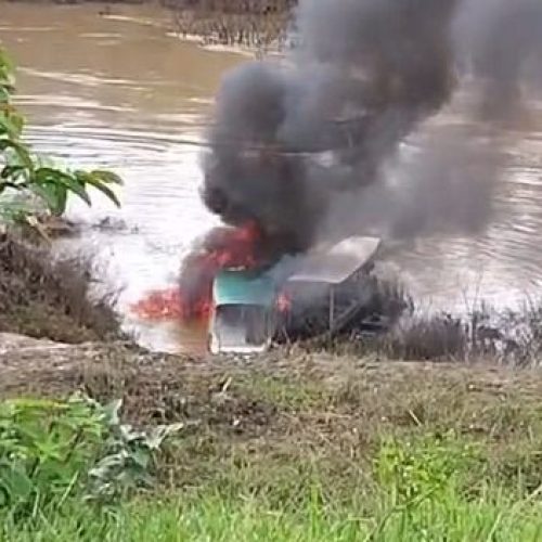 Voadeira pega fogo no interior do Acre e motorista sofre queimaduras ao tentar apagar chamas